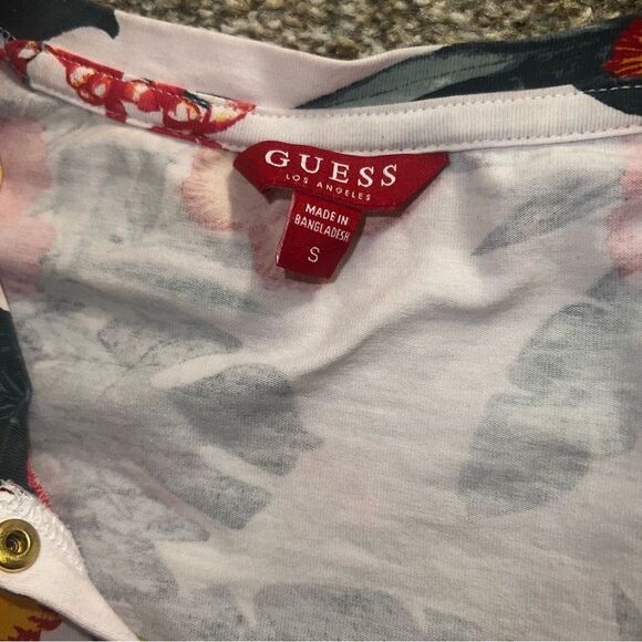 GUESS S of the shoulder white multi color floral print short sleeved v-neck top - Picture 2 of 3